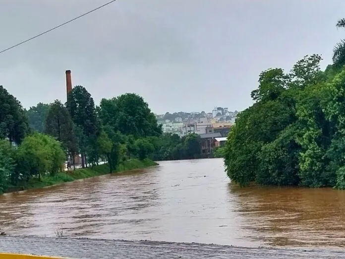 Chuvas intensas causam alagamentos em Caçador