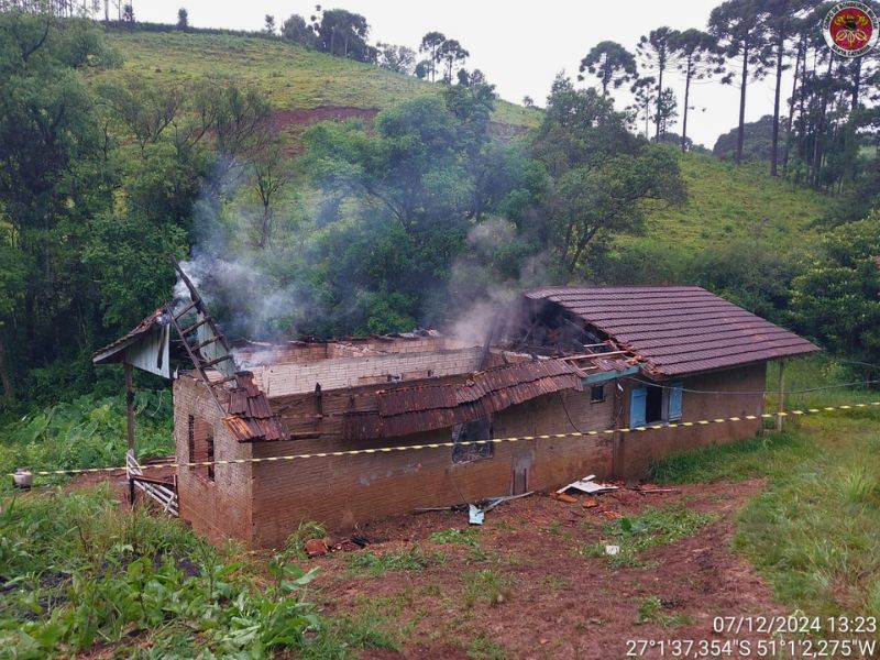 Incêndio em residência mobiliza Corpo de Bombeiros em Videira