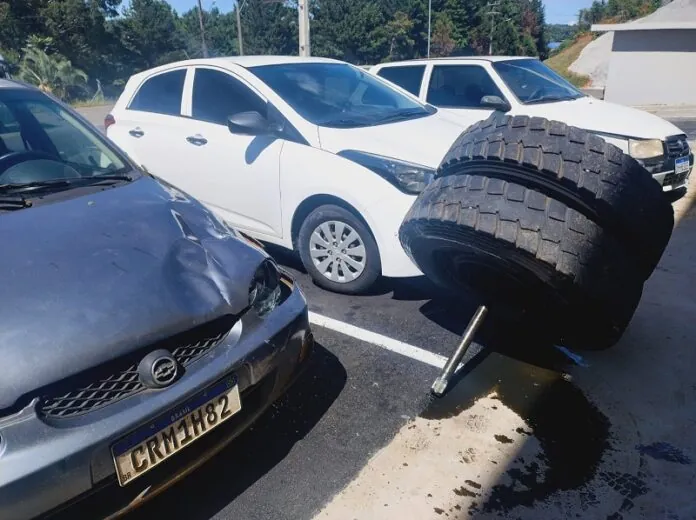 Rodado de caminhão se desprende e atinge veículos em estacionamento