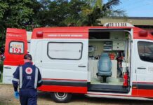 Trator tomba em parreiral e homem fica ferido