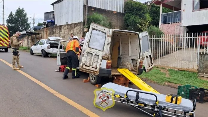 Motorista fica ferido em colisão no bairro Figueroa