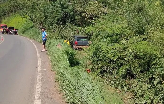 Mulher fica ferida após saída de pista em Rio das Antas