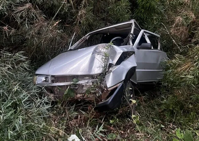 Carro colide em árvore e fere ocupantes