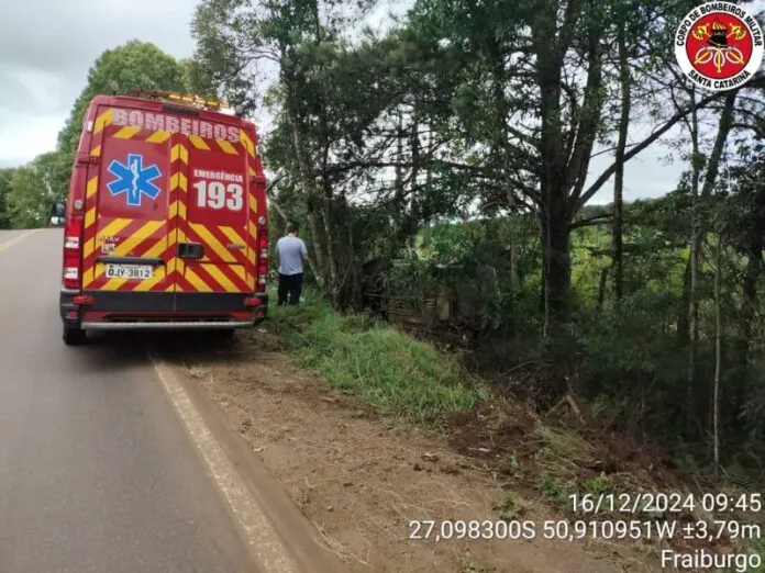 Cochilo ao volante provoca saída de pista na SC-452