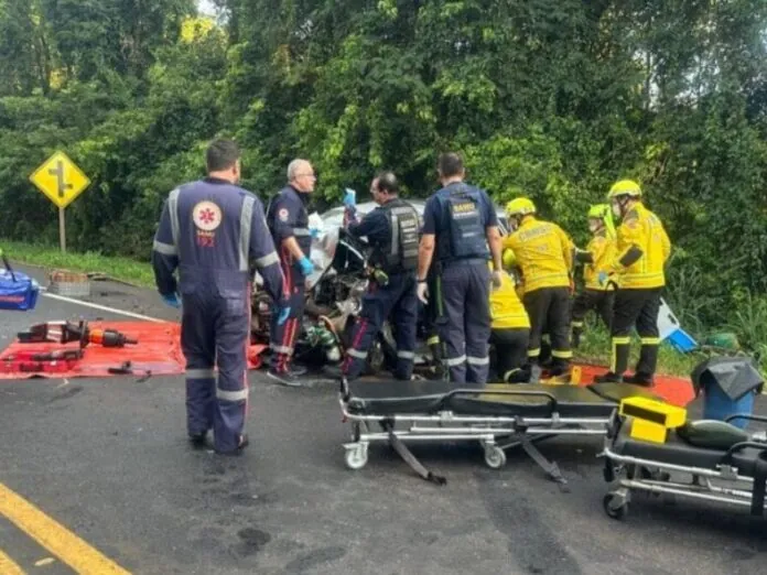 Grave acidente deixa três mortos e bloqueia rodovia por três horas