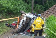 Carro sai da pista, capota e fere três pessoas em Videira