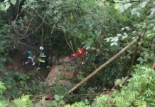 Adolescente de férias morre ao cair com carro em ribanceira