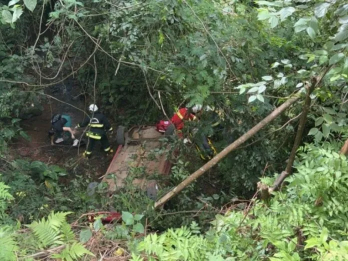 Adolescente de férias morre ao cair com carro em ribanceira