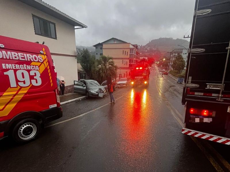 Acidente entre carro e caminhão deixa dois idosos feridos