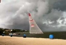 Árvore de Natal cai deixando mortos e feridos