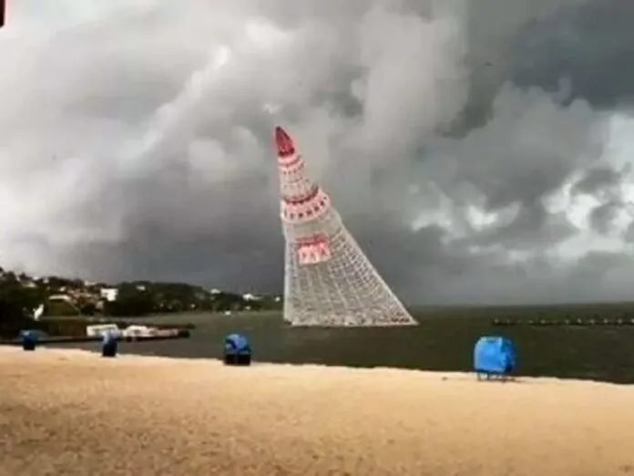 Árvore de Natal cai deixando mortos e feridos