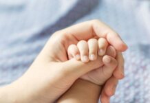 Bebê de 1 ano é encontrada sozinha e desmaiada em SC