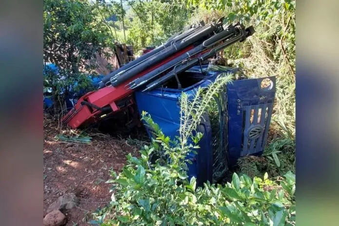 Caminhão com pai e filha fica sem freios e tomba em riacho