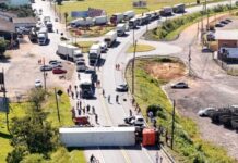 Acidente com caminhão de frangos de Videira bloqueia BR-470