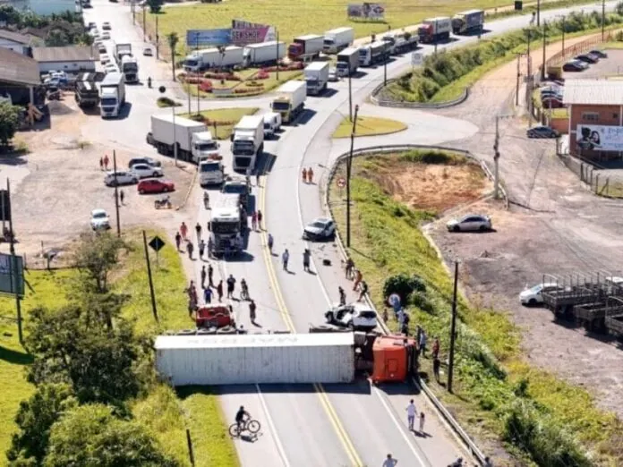 Acidente com caminhão de frangos de Videira bloqueia BR-470