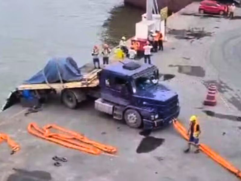 Caminhão perde os freios e quase cai no mar em SC