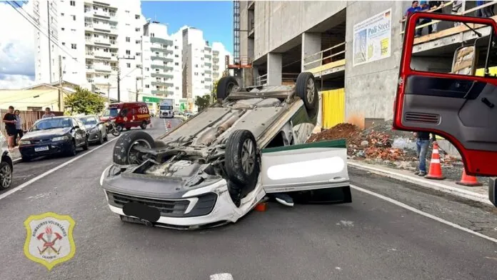 Capotamento no centro de Caçador mobiliza os Bombeiros