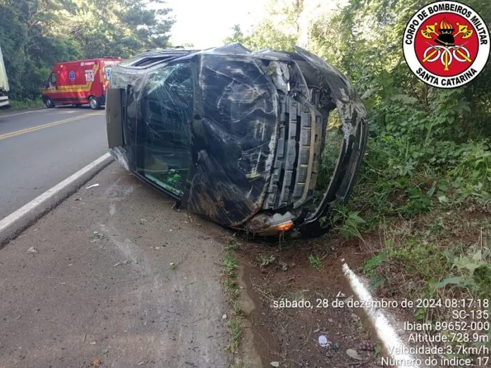 Veículo capota na SC-135 em Ibiam e motorista é ejetado