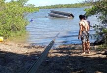 Bebê resgatado de catamarã que virou não resiste e morre