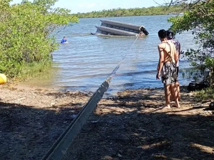 Bebê resgatado de catamarã que virou não resiste e morre