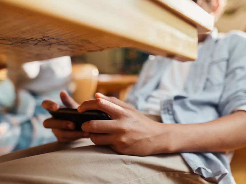 Proibição de celular em sala de aula tem favorecido o convívio social