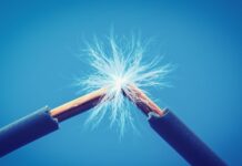 Homem morre com choque elétrico no banheiro de sua casa