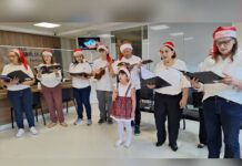 Coral Natalino percorre setores do Hospital Maice levando alegria