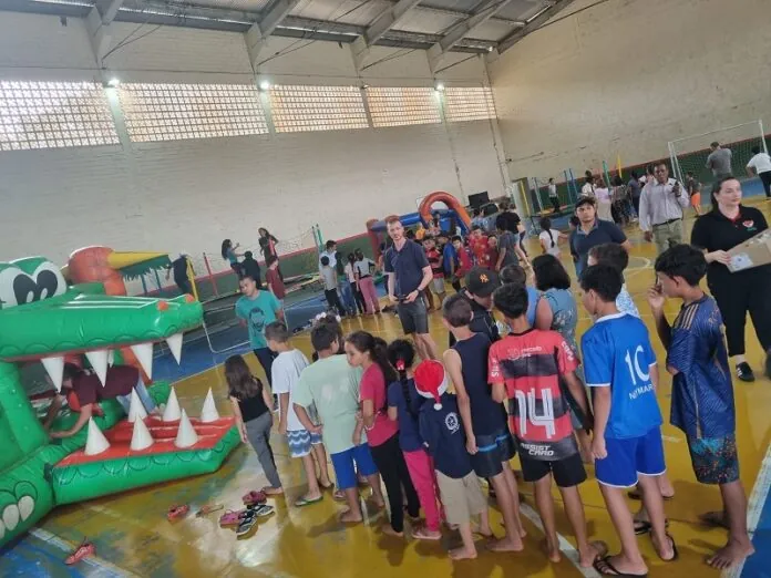 Crianças de Taquara Verde celebram o Natal com festa e presentes