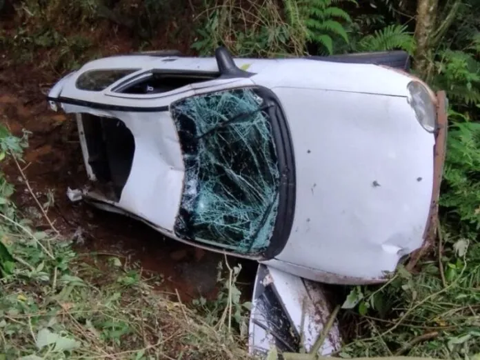 Idoso é resgatado após 24 horas preso em carro na BR-282