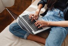 Nove a cada dez brasileiros têm acesso à internet em casa