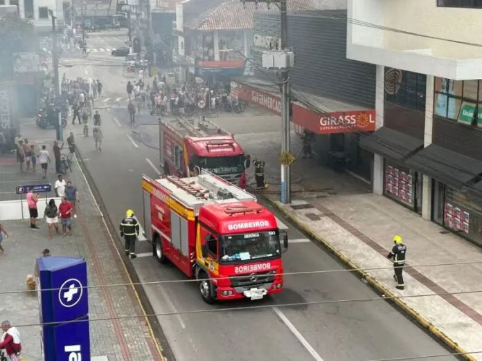 Incêndio destrói mercado em Itapema