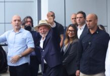 Lula recebe alta, mas permanece em São Paulo para reavaliação