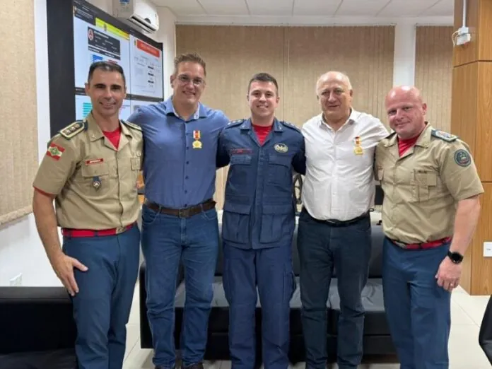 Prefeito e secretários de Videira recebem medalha pelos 90 anos do CBMSC