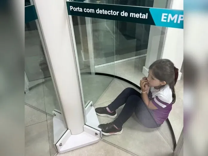 Menina fica presa em porta giratória de banco no Meio Oeste