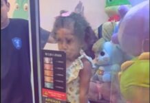 Menina de 3 anos fica presa em máquina de ursinhos de pelúcias