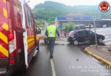 Acidente entre carro e moto deixa jovem com fratura exposta