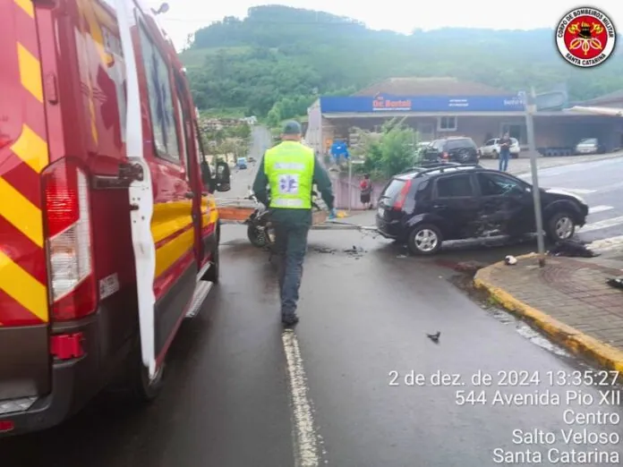 Acidente entre carro e moto deixa jovem fratura exposta