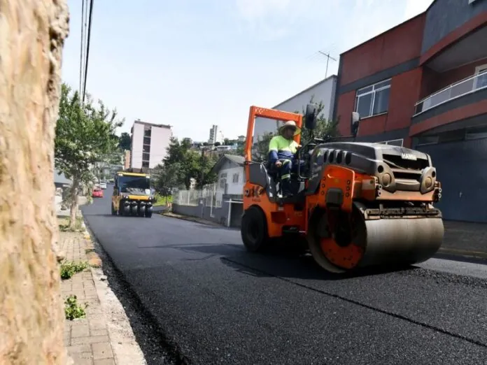 Rua Adolfo Konder é liberada após pavimentação com concreto e asfalto