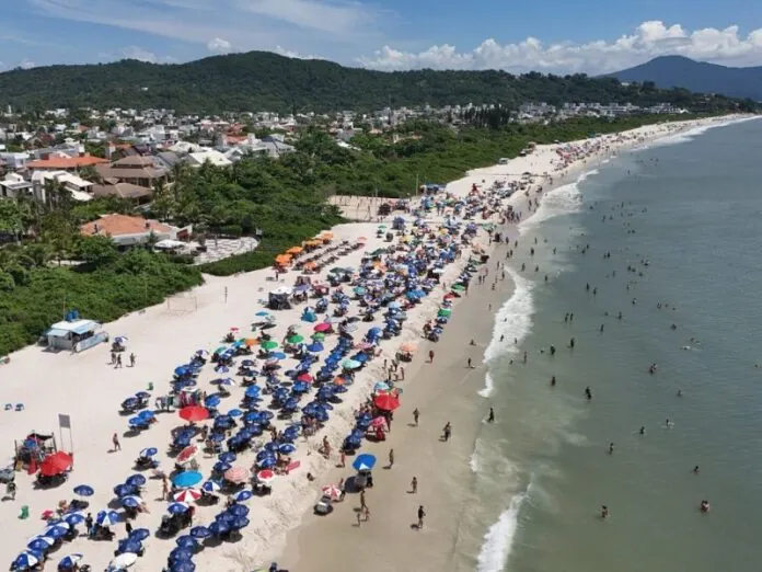 Novo decreto proíbe cobrança para utilização de cadeira e guarda-sol nas praias