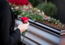 Idosa velada por engano morre e família enfrenta segundo funeral