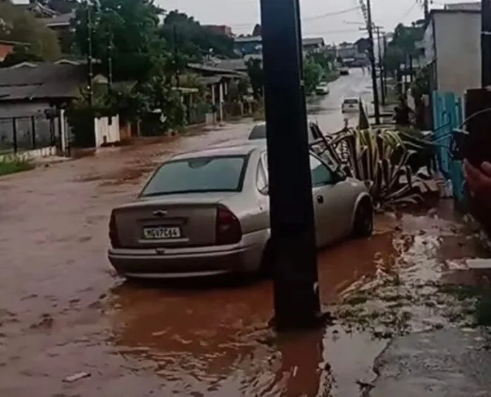 Ruas do bairro Martello são alagadas pelas fortes chuvas