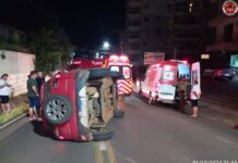 Carro capota após colisão traseira próximo a radar em Videira