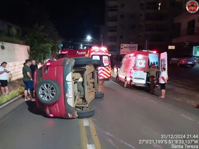 Carro capota após colisão traseira próximo a radar em Videira