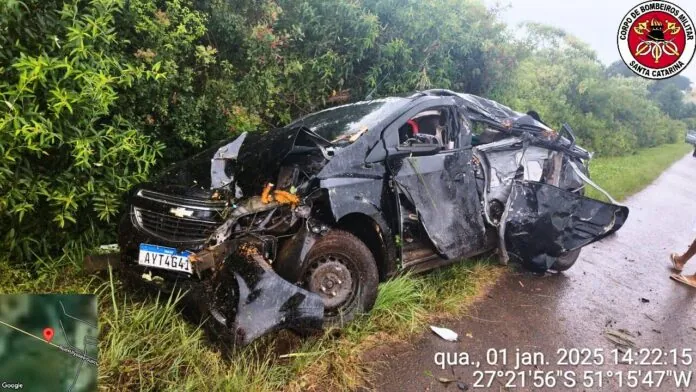 Jovem fica gravemente ferida após veículo colidir em árvore (1)