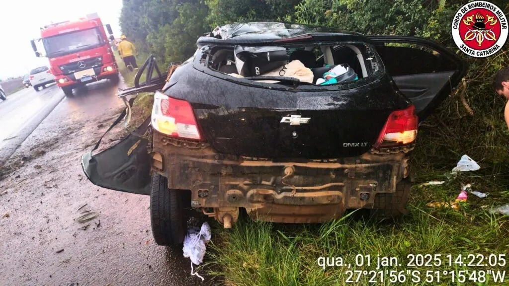 Jovem fica gravemente ferida após veículo colidir em árvore (1)