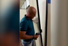 Prefeito de cidade em SC retira porta do gabinete