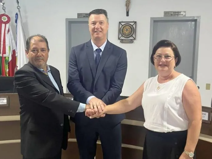 Simone e Pedrinho assumem a prefeitura de Macieira