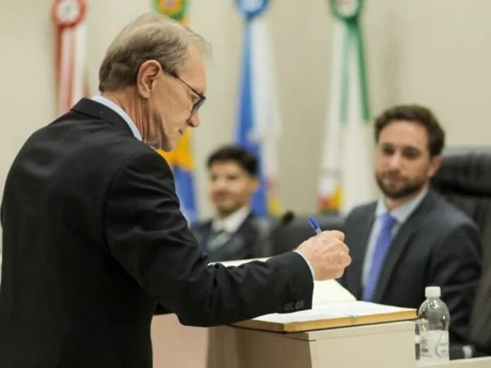 Inédito em 80 anos, Carelli toma posse pela 4ª vez como prefeito