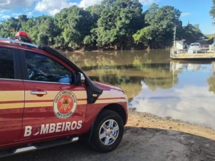 Veículo cai no Rio Timbó durante travessia de balsa em Porto União