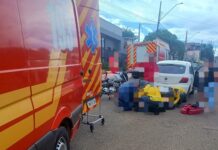 Mulher sofre lesões após colisão de moto e carro
